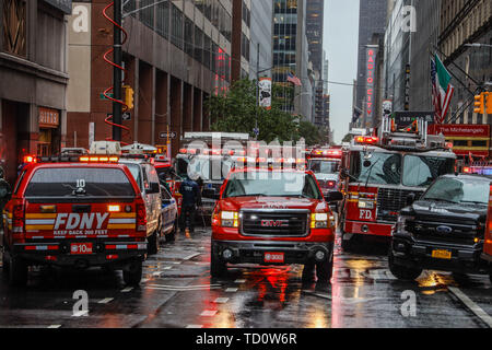 New York, Vereinigte Staaten. 10 Juni, 2019. Ein Hubschrauber hat eine Notlandung ein und fing Feuer am Montag Nachmittag (10) Auf einem Gebäude an der 7th Avenue in Manhattan. Eine Person starb, New York Behörden davon ausgingen das Opfer der Pilot des Flugzeugs, die nicht Fahrgäste befördern. Niemand im Gebäude oder auf dem Boden verletzt wurde. (Foto: WILLIAM VOLCOV/BRASILIEN FOTO PRESSE) Credit: Brasilien Foto Presse/Alamy leben Nachrichten Stockfoto