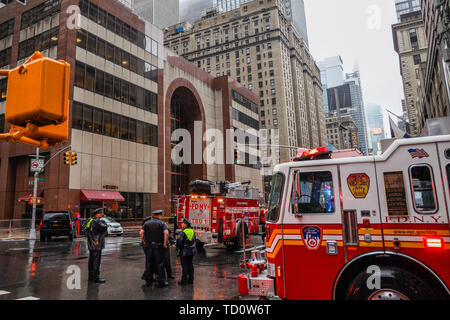 New York, Vereinigte Staaten. 10 Juni, 2019. Ein Hubschrauber hat eine Notlandung ein und fing Feuer am Montag Nachmittag (10) Auf einem Gebäude an der 7th Avenue in Manhattan. Eine Person starb, New York Behörden davon ausgingen das Opfer der Pilot des Flugzeugs, die nicht Fahrgäste befördern. Niemand im Gebäude oder auf dem Boden verletzt wurde. (Foto: WILLIAM VOLCOV/BRASILIEN FOTO PRESSE) Credit: Brasilien Foto Presse/Alamy leben Nachrichten Stockfoto