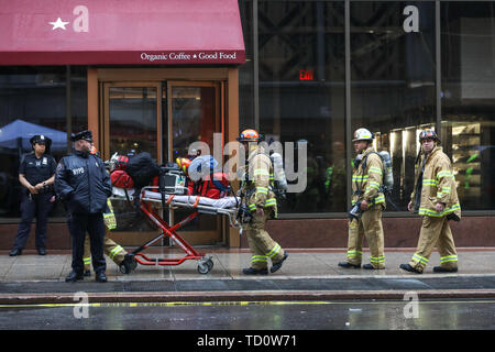 New York, Vereinigte Staaten. 10 Juni, 2019. Ein Hubschrauber hat eine Notlandung ein und fing Feuer am Montag Nachmittag (10) Auf einem Gebäude an der 7th Avenue in Manhattan. Eine Person starb, New York Behörden davon ausgingen das Opfer der Pilot des Flugzeugs, die nicht Fahrgäste befördern. Niemand im Gebäude oder auf dem Boden verletzt wurde. (Foto: WILLIAM VOLCOV/BRASILIEN FOTO PRESSE) Credit: Brasilien Foto Presse/Alamy leben Nachrichten Stockfoto