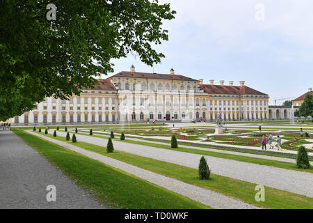 Oberschleißheim, Deutschland. 10 Juni, 2019. Blick auf das Neue Schloss Schleißheim. Die Schlossanlage Schleißheim befindet sich in der Gemeinde Oberschleißheim im Landkreis München. Es ist ein Komplex aus drei separaten Schlossbauten des 17. und 18. Jahrhunderts, die von einem großzügigen Garten axiale witheinanderander verbunden sind. | Verwendung der weltweiten Kredit: dpa/Alamy leben Nachrichten Stockfoto