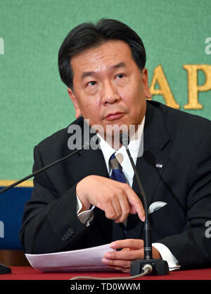 Tokio, Japan. 11 Juni, 2019. Yukio Edano, Präsident der verfassungsmäßigen demokratischen Partei? Japan, spricht während einer Pressekonferenz an der Japan National Press Club in Tokio am Dienstag, 11. Juni 2019. Die Opposition erklärte, dass die Aussichten für das obere Haus Wahl voraussichtlich Juli 21 zu nehmen. Credit: Natsuki Sakai/LBA/Alamy leben Nachrichten Stockfoto