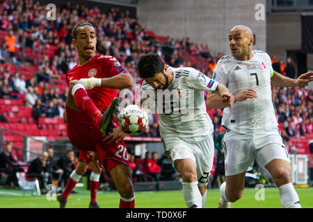 Kopenhagen, Dänemark. 10 Juni, 2019. Dänemark, Kopenhagen - 10. Juni 2019. Yussuf Poulsen (20) von Dänemark und Giorgi Navalovski (22) Georgien während der EM-Qualifikationsspiel 2020 Match zwischen Dänemark und Georgia bei Telia Parken in Kopenhagen gesehen. (Foto: Gonzales Foto/Alamy leben Nachrichten Stockfoto