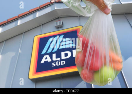 Haar, Deutschland. 07 Juni, 2019. 101-5337: Kampf gegen Verschwendung Aldi will Geld für dünne Plastiktüten zu verlangen. Aldi Kunden wird in Zukunft zahlen einen symbolischen Preis von einem Cent für die Plastiktüten für Obst und Gemüse. ALDI Süd, Lebenswithtel Discounter, Zeichen, Logos, Firmenzeichen, | Nutzung der weltweiten Kredit: dpa/Alamy leben Nachrichten Stockfoto