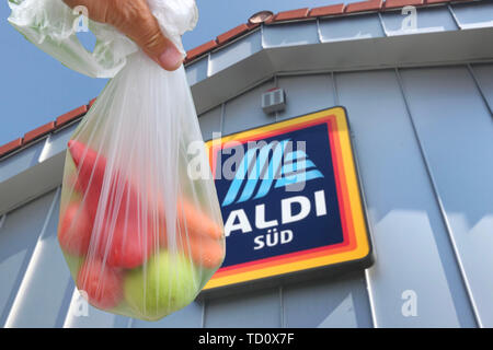 Haar, Deutschland. 11 Juni, 2019. 101-5337: Kampf gegen Verschwendung Aldi will Geld für dünne Plastiktüten zu verlangen. Aldi Kunden wird in Zukunft zahlen einen symbolischen Preis von einem Cent für die Plastiktüten für Obst und Gemüse. ALDI Süd, Lebenswithtel Discounter, Zeichen, Logos, Firmenzeichen, | Nutzung der weltweiten Kredit: dpa/Alamy leben Nachrichten Stockfoto