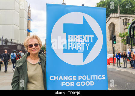 London, Großbritannien. 11 Juni, 2019. Die Demonstranten zugunsten der aus der Europäischen Union demonstrieren mit Brexit Partei Plakate außerhalb der Häuser des Parlaments als Partei der Arbeit bereitet eine interfraktionelle Motion eingereicht, um zu versuchen, einen künftigen Ministerpräsidenten durch eine nicht-deal Brexit gegen den Willen des MPs mit starken Quoten auf Pro Brexit frontrunner Boris Johnson gelingen Theresa May, die bevorzugt eine Kein Deal Credit am 31. Oktober 2019: Amer ghazzal/Alamy Leben Nachrichten zu stoppen Stockfoto