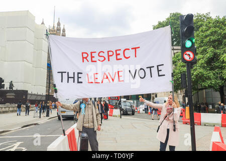 London, Großbritannien. 11 Juni, 2019. Die Demonstranten zugunsten der aus der Europäischen Union demonstrieren mit Brexit Partei Plakate außerhalb der Häuser des Parlaments als Partei der Arbeit bereitet eine interfraktionelle Motion eingereicht, um zu versuchen, einen künftigen Ministerpräsidenten durch eine nicht-deal Brexit gegen den Willen des MPs mit starken Quoten auf Pro Brexit frontrunner Boris Johnson gelingen Theresa May, die bevorzugt eine Kein Deal Credit: Amer ghazzal/Alamy Leben Nachrichten zu stoppen Stockfoto