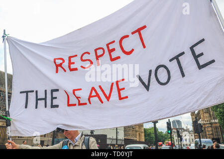 London, Großbritannien. 11 Juni, 2019. Die Demonstranten zugunsten der aus der Europäischen Union demonstrieren mit Brexit Partei Plakate außerhalb der Häuser des Parlaments als Partei der Arbeit bereitet eine interfraktionelle Motion eingereicht, um zu versuchen, einen künftigen Ministerpräsidenten durch eine nicht-deal Brexit gegen den Willen des MPs mit starken Quoten auf Pro Brexit frontrunner Boris Johnson gelingen Theresa May, die bevorzugt eine Kein Deal Credit: Amer ghazzal/Alamy Leben Nachrichten zu stoppen Stockfoto