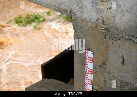 Ganzhou. 11 Juni, 2019. Foto am 11. Juni 2019 zeigt eine Tiefenlehre Platine entlang der Taojiang Fluss in Longnan County, der ostchinesischen Provinz Jiangxi. Mehr als zwei Millionen Bewohner haben durch die sintflutartigen Regenfälle ausgelösten Überschwemmungen in der östlichen Provinz Jiangxi, China mit 150.000 verlegt, die lokalen Behörden sagte Dienstag betroffen. Ab Donnerstag, Heavy Rain zu neun Städte der Provinz vom Hochwasser überflutet geführt hat, sagte, Jiangxi provincial Emergency Management Bureau. Credit: Peng Zhaozhi/Xinhua/Alamy leben Nachrichten Stockfoto
