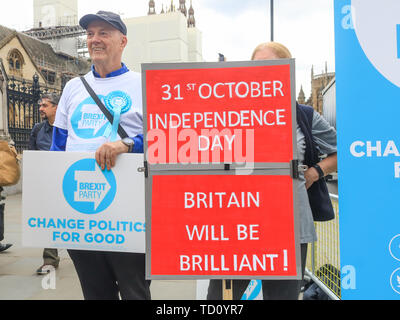 London, Großbritannien. 11 Juni, 2019. Die Demonstranten zugunsten der aus der Europäischen Union demonstrieren mit Brexit Partei Plakate außerhalb der Häuser des Parlaments als Partei der Arbeit bereitet eine interfraktionelle Motion eingereicht, um zu versuchen, einen künftigen Ministerpräsidenten durch eine nicht-deal Brexit gegen den Willen des MPs mit starken Quoten auf Pro Brexit frontrunner Boris Johnson gelingen Theresa May, die bevorzugt eine Kein Deal Credit: Amer ghazzal/Alamy Leben Nachrichten zu stoppen Stockfoto