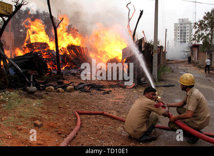 Jammu, Indisch kontrollierten Teil Kaschmirs. 11 Juni, 2019. Die Feuerwehr einen Brand, der in einem Holz godown in Jammu, der Winter, die Hauptstadt der Indischen kontrollierten Kaschmir, Juni 11, 2019 brach löschen. Credit: Stringer/Xinhua/Alamy leben Nachrichten Stockfoto