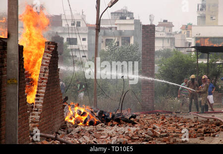 Jammu, Indisch kontrollierten Teil Kaschmirs. 11 Juni, 2019. Die Feuerwehr einen Brand, der in einem Holz godown in Jammu, der Winter, die Hauptstadt der Indischen kontrollierten Kaschmir, Juni 11, 2019 brach löschen. Credit: Stringer/Xinhua/Alamy leben Nachrichten Stockfoto