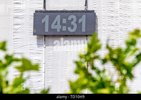 Deggendorf, Deutschland. 11 Juni, 2019. Eine digitale Anzeige der Uhrzeit hängt auf dem Rathausturm. Da das Alte Rathaus eingeschlossen war, die Uhr der Turm hat auch versteckt. Bis voraussichtlich Mitte Juli, zwei LED-Panels über dem Gerüst wird die Zeit angezeigt. Foto: Armin Weigel/dpa/Alamy leben Nachrichten Stockfoto