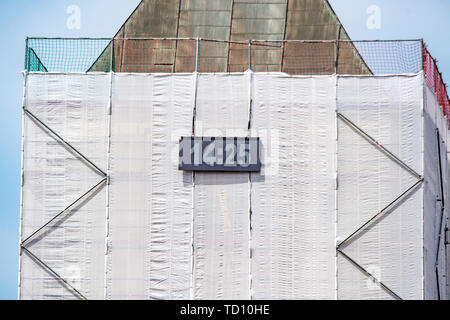 Deggendorf, Deutschland. 11 Juni, 2019. Eine digitale Anzeige der Uhrzeit hängt auf dem Rathausturm. Da das Alte Rathaus eingeschlossen war, die Uhr der Turm hat auch versteckt. Bis voraussichtlich Mitte Juli, zwei LED-Panels über dem Gerüst wird die Zeit angezeigt. Foto: Armin Weigel/dpa/Alamy leben Nachrichten Stockfoto