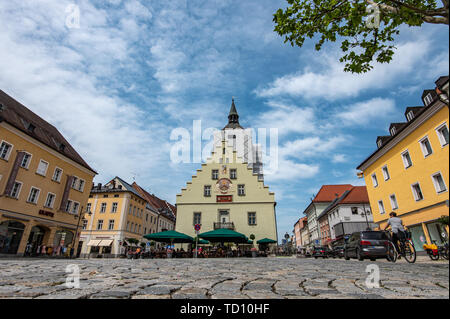 Deggendorf, Deutschland. 11 Juni, 2019. Eine digitale Anzeige der Uhrzeit hängt am Rathaus turm auf dem Stadtplatz. Da das Alte Rathaus eingeschlossen war, die Uhr der Turm hat auch versteckt. Bis voraussichtlich Mitte Juli, zwei LED-Panels über dem Gerüst wird die Zeit angezeigt. Foto: Armin Weigel/dpa/Alamy leben Nachrichten Stockfoto