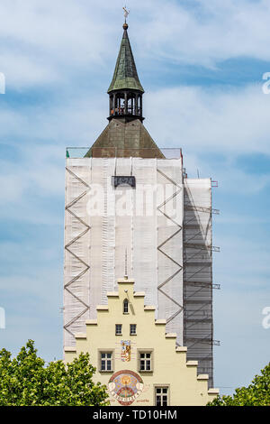 Deggendorf, Deutschland. 11 Juni, 2019. Eine digitale Anzeige der Uhrzeit hängt auf dem Rathausturm. Da das Alte Rathaus eingeschlossen war, die Uhr der Turm hat auch versteckt. Bis voraussichtlich Mitte Juli, zwei LED-Panels über dem Gerüst wird die Zeit angezeigt. Foto: Armin Weigel/dpa/Alamy leben Nachrichten Stockfoto