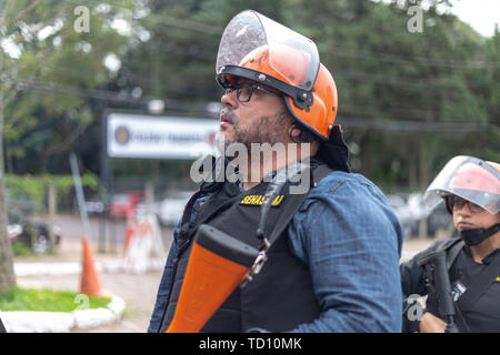 Porto Alegre, Brasilien. 10 Juni, 2019. An diesem Montag (10/06), der Militärpolizei der 1. Schock Polizei Bataillon Ausbildung für Journalisten an der unit durchgeführt&#39;s headtearters. Der Schwerpunkt der Anweisung wurde die Positionierung der Presse professionin zur Führung des fieldield, sicher, während der Demonstrationen, die das Militär Feuerwehr muss man handeln. Die einsatzregeln, die Sicherheit zu bieten, von der Polizei auf Demonstranten, kontextualisiert. Die presse Professionals wusste, dass die verwendete Ausrüstung Credit: Raul Pereira/FotoArena/Alamy leben Nachrichten Stockfoto