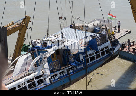 Budapest, Ungarn. 11 Juni, 2019. Foto am 11. Juni 2019 zeigt die versunkenen Touristenboot Hableany (Mermaid), um den Fluss in der Innenstadt von Budapest, Ungarn gebracht werden. Ungarische Behörden brachten die Touristenboot Hableany (Mermaid), sank am 29. Mai auf der Oberfläche, mit vier Opfer gefunden im Wrack eingeklemmt, Nach offiziellen Quellen hier am Dienstag. Credit: Attila Volgyi/Xinhua/Alamy leben Nachrichten Stockfoto