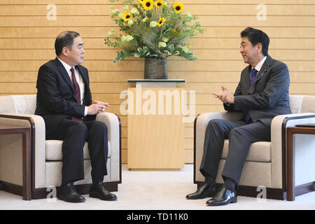 Tokio, Japan. 11 Juni, 2019. Der chinesische Botschafter in Japan Hongkong Xuanyou (L) trifft sich mit der japanische Ministerpräsident Shinzo Abe in Tokio, Japan, 11. Juni 2019. Credit: Du Xiaoyi/Xinhua/Alamy leben Nachrichten Stockfoto