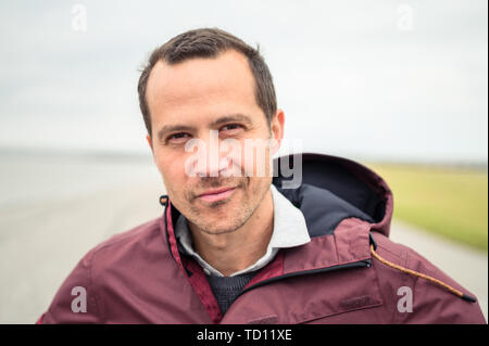 Norddeich, Deutschland. 11 Juni, 2019. Barnaby Meshurat ist auf dem Deich. Der vierte Film im Ostfriesland Kriminalität Serie basiert auf dem gleichnamigen Roman von Klaus-Peter Wolf (über die dpa erfolgreicher Autor Klaus-Peter Wolf bietet Material für neuen ZDF-Krimi'). Credit: mohssen Assanimoghaddam/dpa/Alamy leben Nachrichten Stockfoto