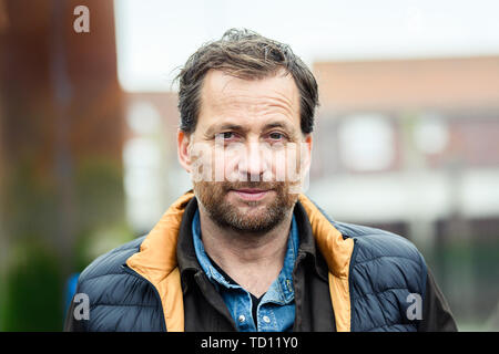 Norddeich, Deutschland. 11 Juni, 2019. Christian Erdmann blickt in die Kamera für ein Bild. Der vierte Film im Ostfriesland Kriminalität Serie basiert auf dem gleichnamigen Roman von Klaus-Peter Wolf (über die dpa erfolgreicher Autor Klaus-Peter Wolf bietet Material für neuen ZDF-Krimi'). Credit: mohssen Assanimoghaddam/dpa/Alamy leben Nachrichten Stockfoto