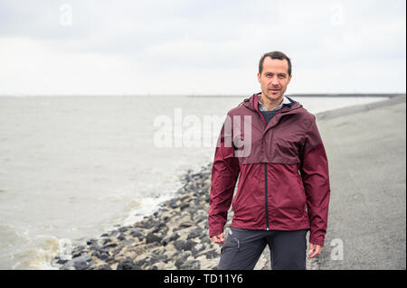 Norddeich, Deutschland. 11 Juni, 2019. Barnaby Meshurat ist auf dem Deich. Der vierte Film im Ostfriesland Kriminalität Serie basiert auf dem gleichnamigen Roman von Klaus-Peter Wolf (über die dpa erfolgreicher Autor Klaus-Peter Wolf bietet Material für neuen ZDF-Krimi'). Credit: mohssen Assanimoghaddam/dpa/Alamy leben Nachrichten Stockfoto