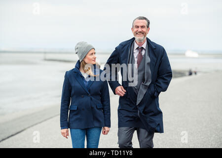 Norddeich, Deutschland. 11 Juni, 2019. Julia Jentsch (als Ann Kathrin Klaasen) und Kai Märtens (als Ubbo Heide) sind auf dem Deich in der Presse Datum für den Samstag Krimi 'Ostfriesengrab'. Der vierte Film im Ostfriesland Kriminalität Serie basiert auf dem gleichnamigen Roman von Klaus-Peter Wolf (über die dpa erfolgreicher Autor Klaus-Peter Wolf bietet Material für neuen ZDF-Krimi'). Credit: mohssen Assanimoghaddam/dpa/Alamy leben Nachrichten Stockfoto