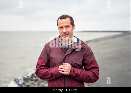 Norddeich, Deutschland. 11 Juni, 2019. Barnaby Meshurat ist auf dem Deich. Der vierte Film im Ostfriesland Kriminalität Serie basiert auf dem gleichnamigen Roman von Klaus-Peter Wolf (über die dpa erfolgreicher Autor Klaus-Peter Wolf bietet Material für neuen ZDF-Krimi'). Credit: mohssen Assanimoghaddam/dpa/Alamy leben Nachrichten Stockfoto