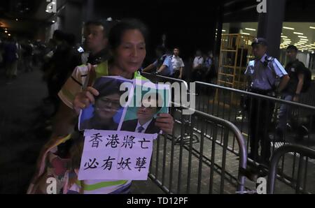 Hong Kong. 11 Juni, 2019. Frau caricaturized anzeigen Bilder von Chief Executive der SAR HONGKONG Carrie Lam und die Staatssekretärin für Sicherheit, Lee Ka-chiu mit der chinesischen Wörter, die lautet: HONG KONG IST FÜR DOOM, ES WIRD EIN DÄMON SEIN. Der Legislativrat der SAR Hongkong wird in zweiter Lesung des viel umstrittenen flüchtige Straftäter Verordnung über Mittwoch, Juni-12 HK Zeit. Juni-12, 2019 Hong Kong. ZUMA/Liau Chung-ren Credit: Liau Chung-ren/ZUMA Draht/Alamy Leben Nachrichten wieder aufzunehmen Stockfoto