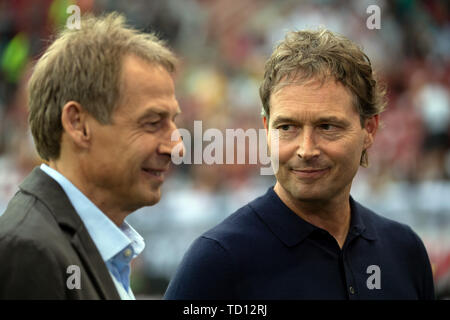 Mainz, Deutschland. 11 Juni, 2019. Fußball: EM-Qualifikation, Deutschland - Estland, Gruppenphase, Gruppe C, 4. Spieltag im Opel Arena. Deutschlands Assistant Coach Marcus Sorg spricht mit TV exprte Jürgen Klinsmann vor dem Spiel. Credit: Federico Gambarini/dpa/Alamy leben Nachrichten Stockfoto