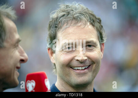 Mainz, Deutschland. 11 Juni, 2019. Fußball: EM-Qualifikation, Deutschland - Estland, Gruppenphase, Gruppe C, 4. Spieltag im Opel Arena. Deutschlands Assistant Coach Marcus Sorg spricht mit TV exprte Jürgen Klinsmann (l) vor dem Spiel. Credit: Federico Gambarini/dpa/Alamy leben Nachrichten Stockfoto