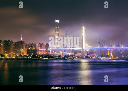 Der Blick auf den Fluss des Huangpu-flusses in der Nacht, auf der anderen Seite ist das Zentrum von Shanghai, das Global Financial Center. Stockfoto