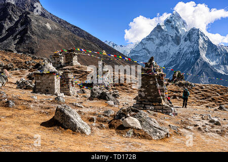 Die Gedenkstätte für Menschen, die ihr Leben verloren, wenn Mt klettern. Everest, an Thokla La etwas außerhalb des Dorfes Dughla im Khumbu Valley in Stockfoto