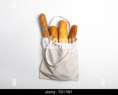 Wiederverwendbare null Abfall textile Brot Beutel, Ansicht von oben auf weißem Hintergrund Stockfoto