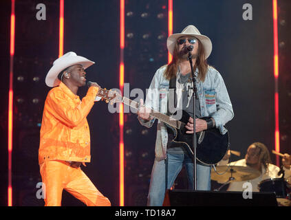 Juni 8, 2019 - Nashville, Tennessee, USA - Rap Künstler LIL NAS-X und Billy Ray Cyrus führt live bei Nissan Stadium als Teil der 2019 CMA Music Festival in der Innenstadt von Nashville. Copyright 2019 Jason Moore. (Bild: © Jason Moore/ZUMA Draht) Stockfoto