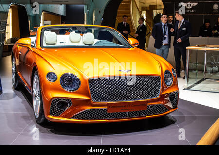 Genf, Schweiz, 06. März 2019: orange Flamme Bentley Continental GT Cabrio in Genf International Motor Show, Cabrio von Bentley Stockfoto