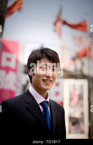 Porträt eines jungen Erwachsenen Geschäftsmann in einer Straße. Stockfoto