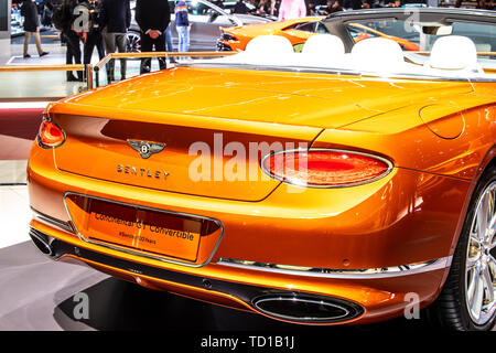 Genf, Schweiz, 06. März 2019: orange Flamme Bentley Continental GT Cabrio in Genf International Motor Show, Cabrio von Bentley Stockfoto