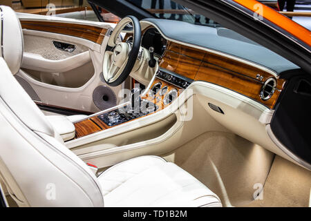 Genf, Schweiz, 06. März 2019: orange Flamme Bentley Continental GT Cabrio in Genf International Motor Show, Cabrio von Bentley Stockfoto