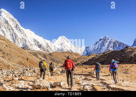 Blick auf das malerische Tal, Himalayan Berggipfel und Wanderer auf dem Everest Base Camp trek zwischen Lobuche und Gorekshep Stockfoto