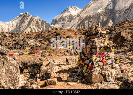 Die Gedenkstätte für Mensch, der sein Leben verloren, wenn Mt klettern. Everest, am Weg zum Everest Base Camp, bevor Gorakshep in Nepal. Stockfoto