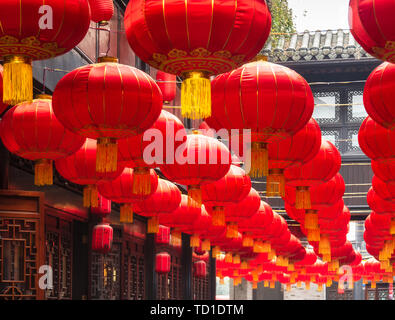 Laternen hängen an jinli Alte Straße in Chengdu, Sichuan Stockfoto