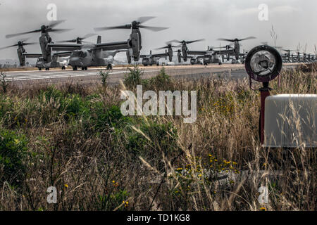 Us Marine Corps MV-22 B Fischadler mit Marine Medium Tiltrotor Squadron (VMM) 161, Marine Aircraft Group (MAG) 16, 3. Marine Flugzeugflügel (MAW), Vorbereitung des Marine Corps Air Station Miramar, Calif., 6. Juni 2019 zu fliegen. In eine dynamische Anzeige der Kampf, der sich über 40 Flugzeuge in der MAG-16 Massenflucht, die Flugzeuge präsentiert die taktischen Fähigkeiten und macht, dass der Marine Air Ground Task Force verwendet die Nation zu verteidigen. (U.S. Marine Corps Foto von Sgt. Jake McClung) Stockfoto