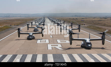 27 MV-22 B Fischadler und 16 CH-53E Super Hengste mit Marine Aircraft Group (MAG) 16, 3. Marine Flugzeugflügel (MAW), als Teil der Massenflucht in der Marine Corps Air Station Miramar, Calif., 6. Juni 2019. Bei der dynamischen Darstellung der Stärke, das Flugzeug stellte die taktischen Fähigkeiten und Kampfkraft der MAG-16 verwendet die Nation zu verteidigen. (U.S. Marine Corps Foto von Lance Cpl. Juan Anaya) Stockfoto