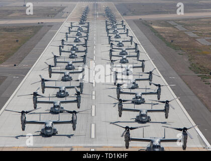 27 MV-22 B Fischadler und 16 CH-53E Super Hengste mit Marine Aircraft Group (MAG) 16, 3. Marine Flugzeugflügel (MAW), als Teil der Massenflucht in der Marine Corps Air Station Miramar, Calif., 6. Juni 2019. Bei der dynamischen Darstellung der Stärke, das Flugzeug stellte die taktischen Fähigkeiten und Kampfkraft der MAG-16 verwendet die Nation zu verteidigen. (U.S. Marine Corps Foto von Lance Cpl. Juan Anaya) Stockfoto