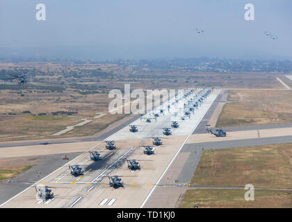 27 MV-22 B Fischadler und 16 CH-53E Super Hengste mit Marine Aircraft Group (MAG) 16, 3. Marine Flugzeugflügel (MAW), bis in der Marine Corps Air Station Miramar, Calif., 6. Juni 2019. Das MAG-16 Engagement der Operational Excellence und Letalität wurde in einem imposanten Massenflucht, die mit mehr als 40 Flugzeuge demonstriert. (U.S. Marine Corps Foto von Lance Cpl. Juan Anaya) Stockfoto