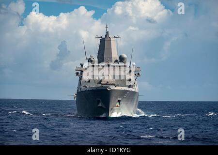 190608-N-WI 365-1063 philippinischen Meer (Juni 08, 2019) - Die amphibious Transport dock Schiff USS Green Bay LPD (20) Segeln in der Ausbildung während einer Übung mit anderen U.S. Navy und der Japanischen maritimen Verteidigung-kraft Kriegsschiffe. Ashland ist im Gange, die Durchführung von Routineaufgaben als Teil der Wasp Amphibious Ready Group (ARG) in den USA 7 Flotte Bereich der Operationen. (U.S. Marine Foto von Mass Communication Specialist 2. Klasse Markus Castaneda) Stockfoto