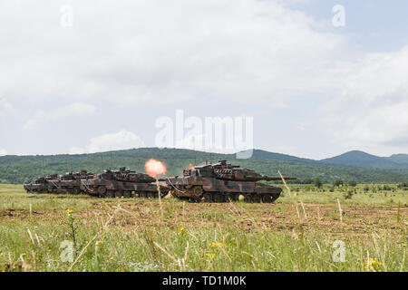 Ein Trupp von Deutschen Leopard Panzer durch die griechische Armee das Feuer auf entfernte Ziele Juni 10, 2019 auf Novo Selo, Bulgarien gesteuert, als Teil schlagen zurück 19. Dies war der Beginn des zweiten Tages einer zweiteiligen Übung, in der einem Hügel Kampfstand verloren war und muss mit Hilfe von zwei Trupps der U.S. Army Bradley Kampffahrzeugen von 1 Bataillon 16 Infanterie- Regiments und ein Bulgarisches gepanzerte Einheit wiedererlangt werden. Schlagen zurück 19 ist eine multinationale Übung veranstaltet von der bulgarischen Streitkräfte bei Novo Selo, Bulgarien, von Juni 6-20, 2019. Schlagen zurück 19 ist Stockfoto