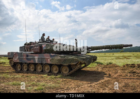 Ein Trupp von Deutschen Leopard Panzer durch die griechische Armee kontrollierten Vorbereiten auf entfernte Ziele Juni 10, 2019 auf Novo Selo, Bulgarien, als Teil der schlagen zurück 19. Dies war der Beginn des zweiten Tages einer zweiteiligen Übung, in der einem Hügel Kampfstand verloren war und muss mit Hilfe von zwei Trupps der U.S. Army Bradley Kampffahrzeugen von 1 Bataillon 16 Infanterie- Regiments und ein Bulgarisches gepanzerte Einheit wiedererlangt werden. Schlagen zurück 19 ist eine multinationale Übung veranstaltet von der bulgarischen Streitkräfte bei Novo Selo, Bulgarien, von Juni 6-20, 2019. Streik Stockfoto