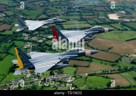 Eine F-15C Eagle und ein paar Erbe lackiert F-15E Strike Eagles zugeordnet zu der 48th Fighter Wing ein Flypast über der Normandie, Frankreich zur Unterstützung der 75. Jahrestag des D-Day der 9. Juni, 2019. Eine epische multinationale Operation, D-Day Partnerschaften und stärkt die transatlantischen Bande, die an diesem Tag bleiben. (U.S. Air Force Foto/Tech. Sgt. Matthäus Plew) Stockfoto