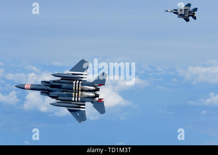 Ein paar Erbe lackiert F-15E Strike Eagles zugeordnet zu der 48th Fighter Wing ein Flypast über der Normandie, Frankreich zur Unterstützung der 75. Jahrestag des D-Day der 9. Juni, 2019. Eine epische multinationale Operation, D-Day Partnerschaften und stärkt die transatlantischen Bande, die an diesem Tag bleiben. (U.S. Air Force Foto/Tech. Sgt. Matthäus Plew) Stockfoto